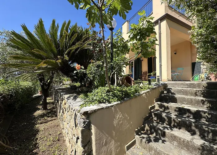 Villa Mareluna Stylish Waterfront With Pool Near Sandy Beaches
