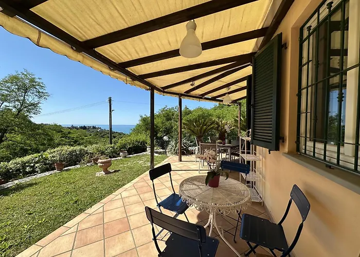 Villa Mareluna Stylish Waterfront With Pool Near Sandy Beaches
